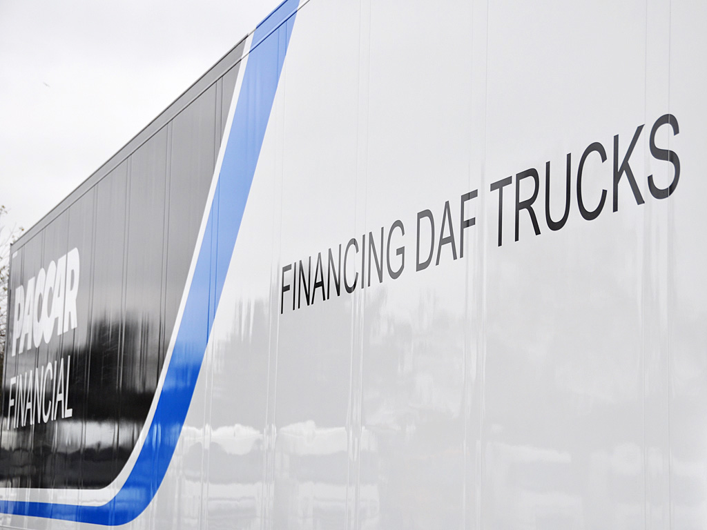 PACCAR-Financial-trailer-side
